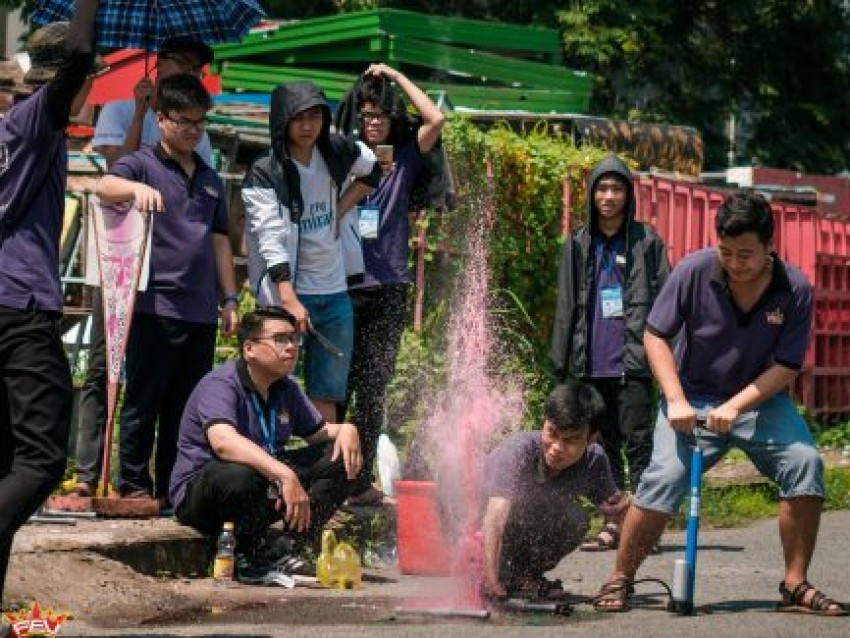 Các đội chơi tự tay chuẩn bị tên lửa cho đội và mang thêm các vật dụng trang trí để phụ họa cho phần trình diễn thêm đẹp mắt