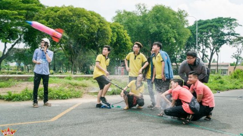 Hình 2 - CLB FVC thể hiện phần thi bắn xa