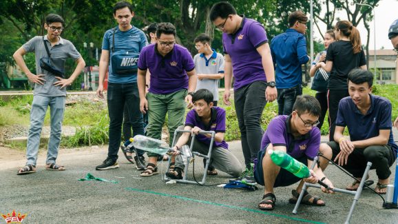 Xua tan nắng hè oi bức cùng Tên Lửa Nước của sinh viên đại học FPT