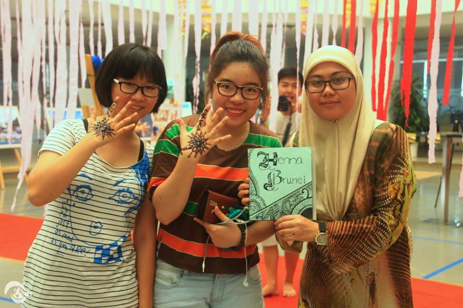 Đến Đại học FPT, vẽ Henna cá tính