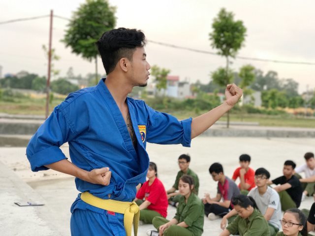 Tân sinh viên K13 say mê học võ Vovinam