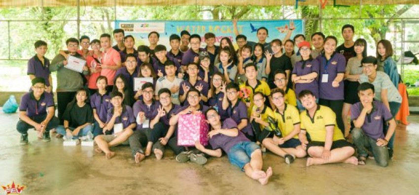 Sau khi kết thúc chương trình, các đội chơi và các bạn sinh viên đã cùng nhau chụp ảnh lưu niệm cùng nhau
