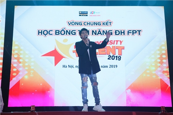 Noo Phước Thịnh bất chấp trời mưa hát hết mình cùng fan hâm mộ