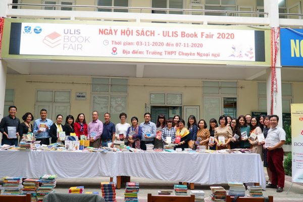 Trường THPT Chuyên Ngoại ngữ tặng sách ủng hộ ULIS Book Fair 2020