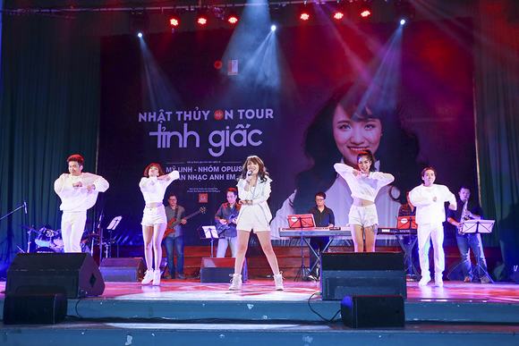  Trường ĐHBK Hà Nội đồng hành cùng dự án “Nhà chống lũ”