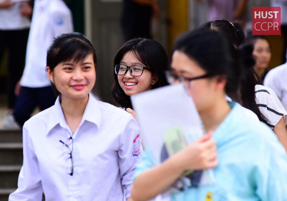 Thí sinh kết thúc ngày thi thứ hai tại Cụm thi số 1 Trường ĐHBK Hà Nội