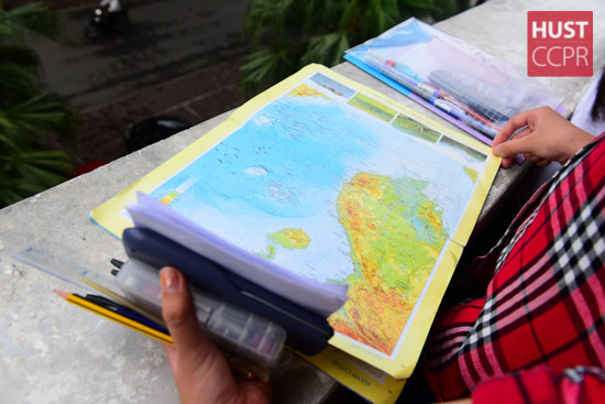 Các thí sinh hoàn thành hai môn thi Địa lý và Hóa học