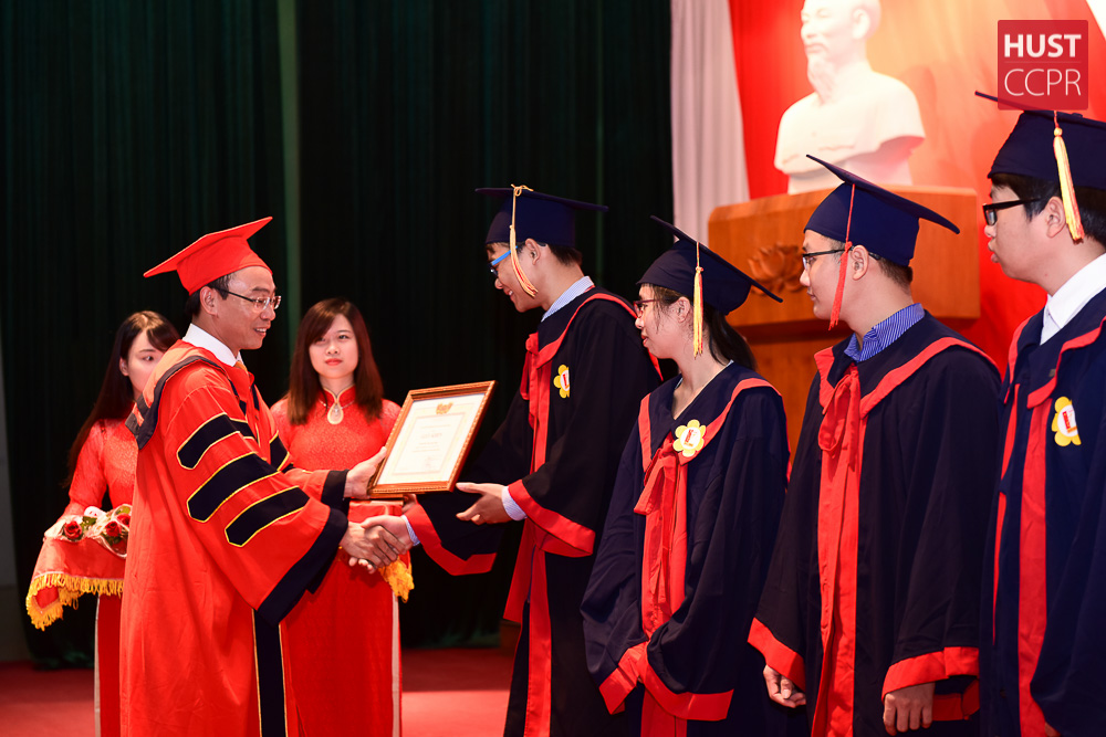 Hơn 2.000 tân cử nhân, kỹ sư nhận bằng tốt nghiệp năm 2016