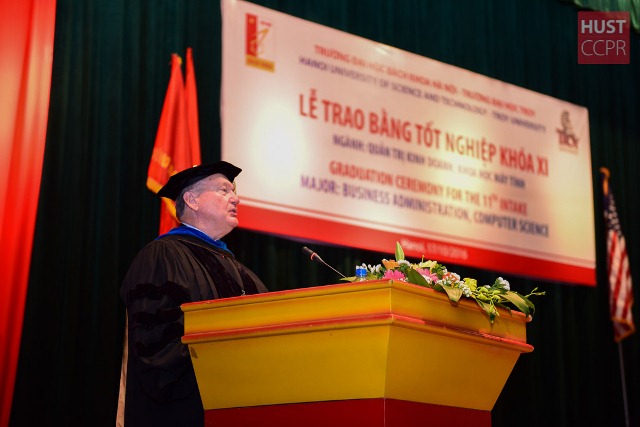 25 sinh viên nhận bằng tốt nghiệp Đại học Troy