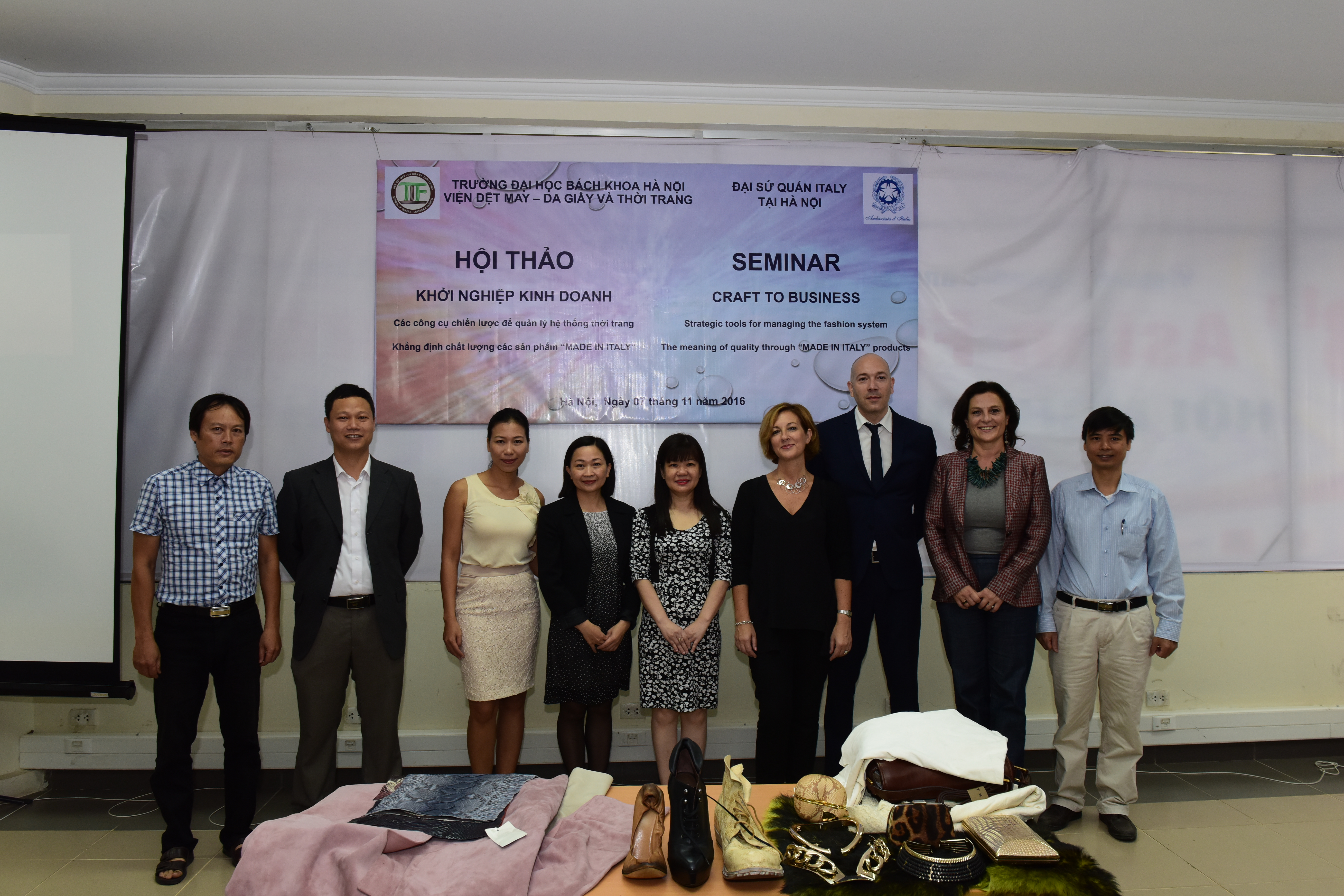 Chuyên gia từ Trường ĐH Polimoda (Ý) trao đổi với sinh viên về công cụ quản lý thời trang