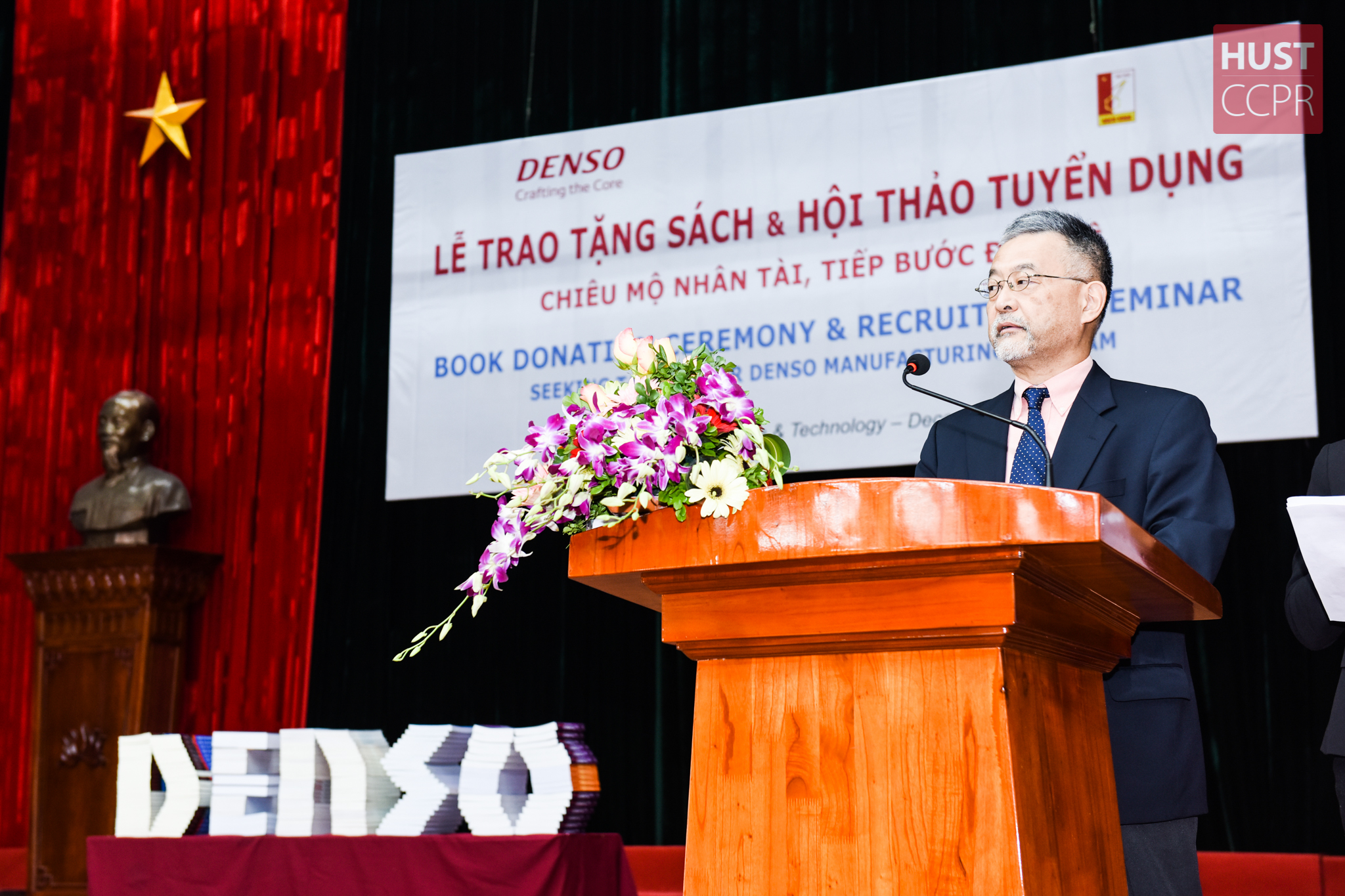 Công ty TNHH Denso Việt Nam trao tặng sách cho Trường ĐHBK Hà Nội