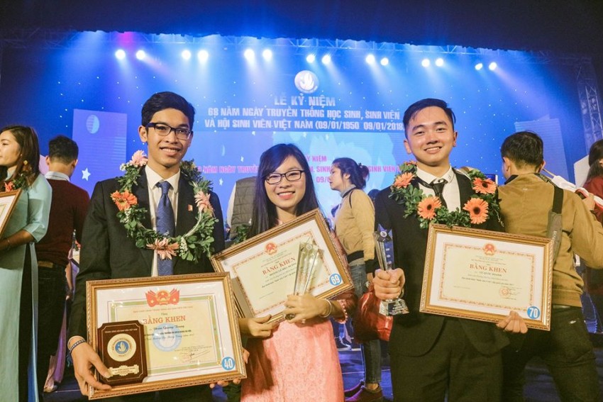 Ba sinh viên đạt danh hiệu "Sinh viên 5 tốt" và giải thưởng Sao tháng Giêng năm 2017