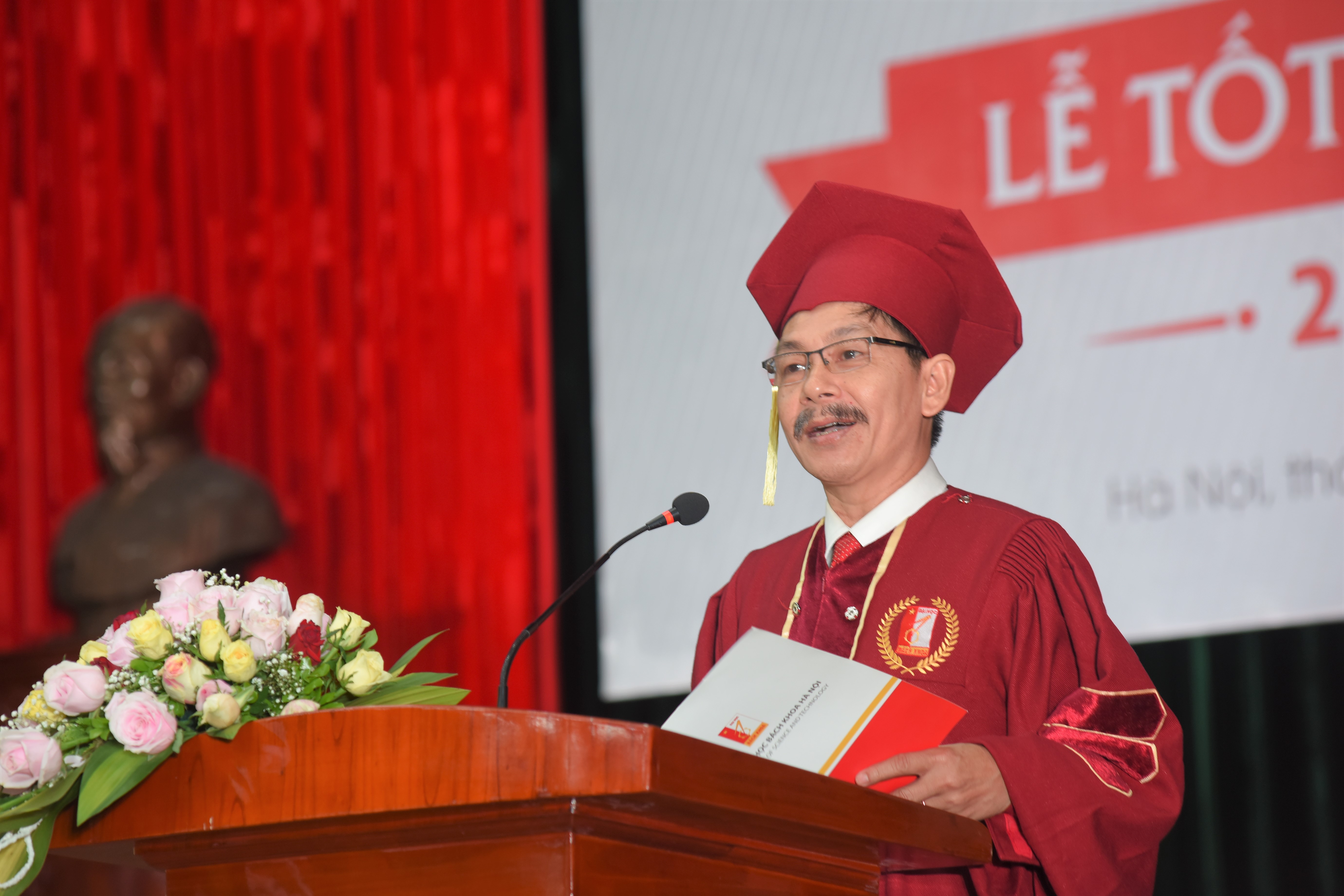 Hơn 1000 tân cử nhân, kỹ sư rạng rỡ ngày tốt nghiệp