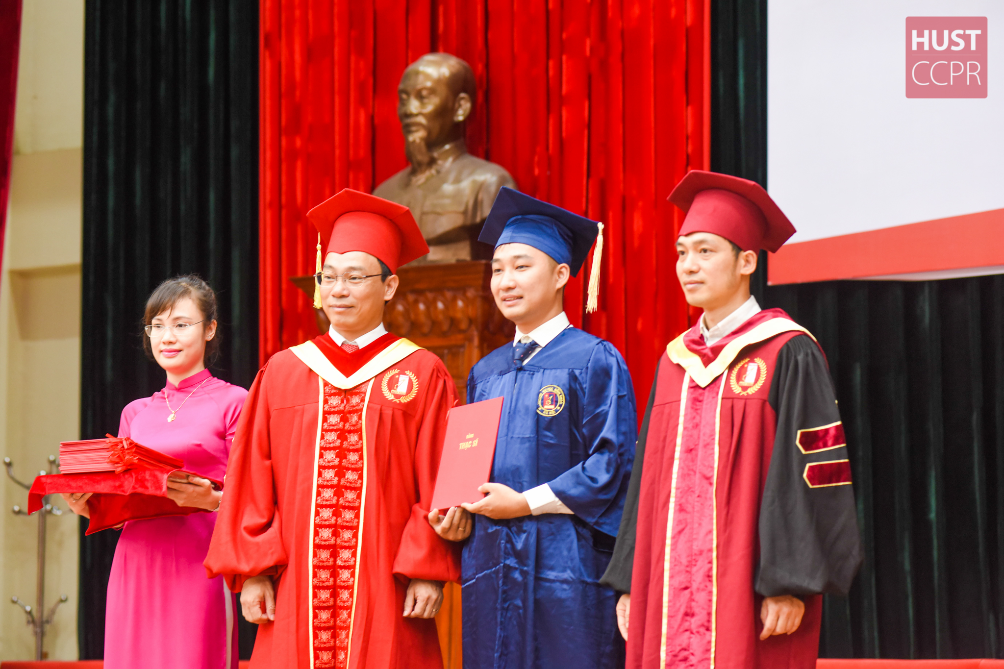 Gần 500 tân thạc sĩ nhận bằng tốt nghiệp năm 2018