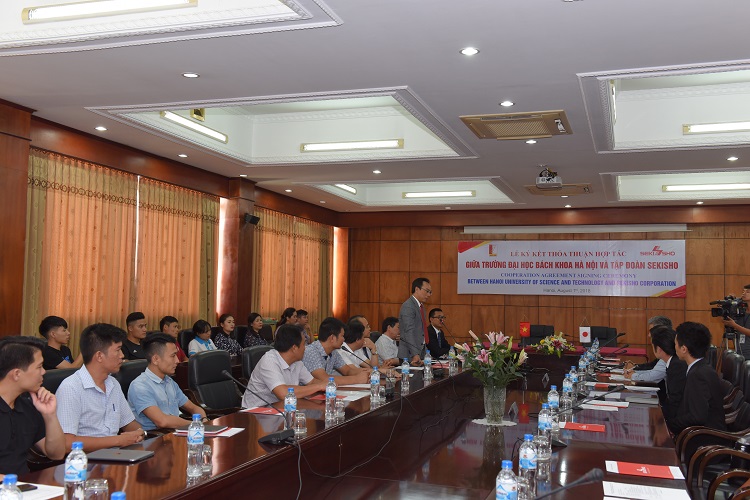 Đội tuyển bóng đá nam sinh viên Trường ĐHBK Hà Nội tiếp nhận 1 tỷ đồng do Công ty Sekisho trao tặng