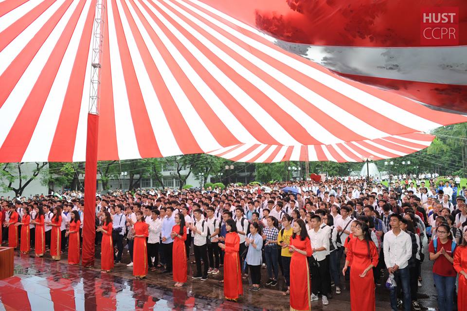 Tân sinh viên Bách khoa Hà Nội tưng bừng khai giảng năm học 2018 - 2019