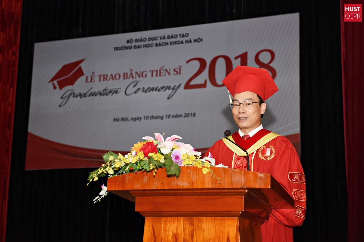 Lễ trao bằng tiến sĩ 2018: Hai tân tiến sĩ được trao giải thưởng Luận án xuất sắc nhất với 11 bài báo quốc tế