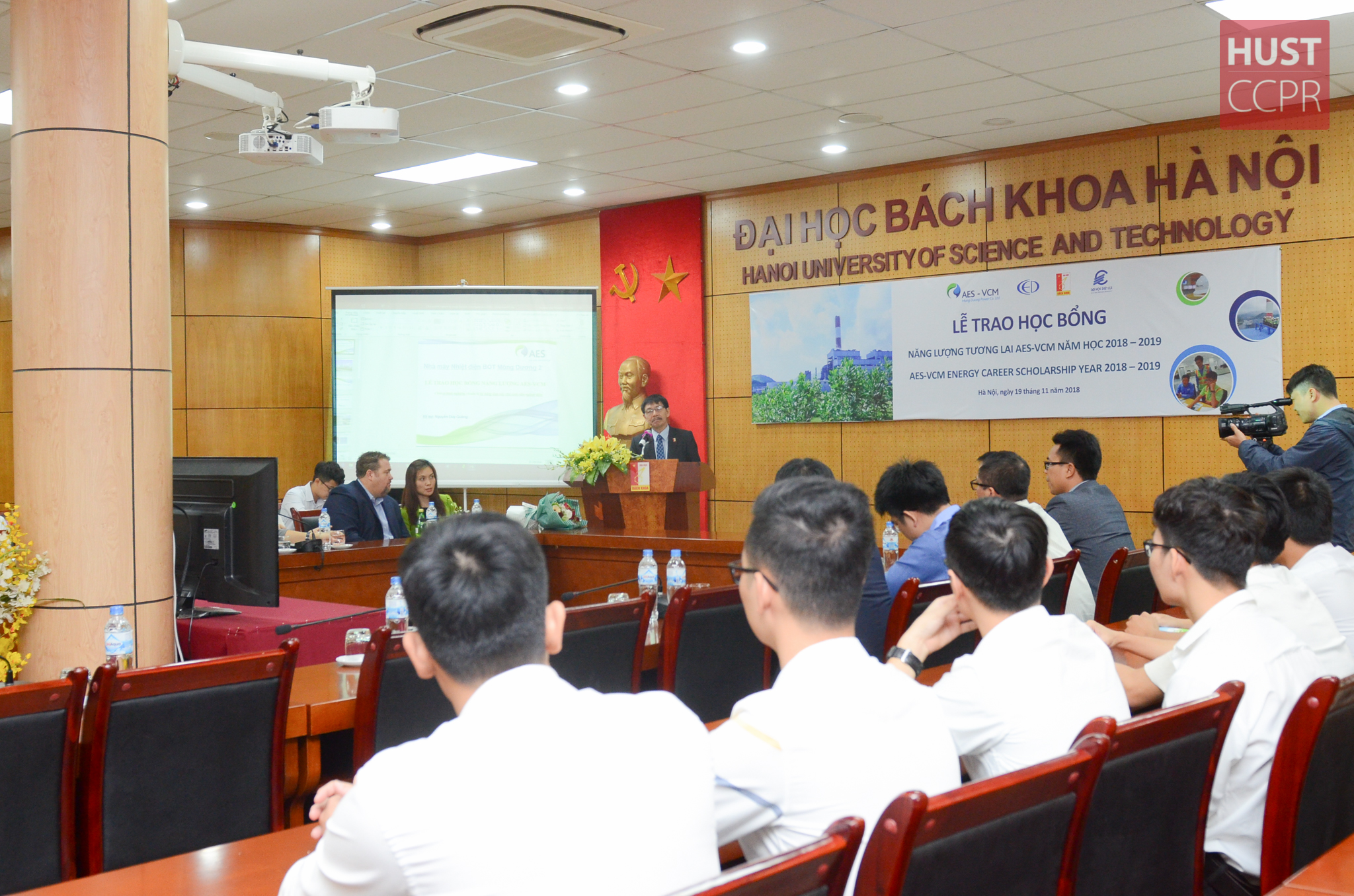 20 sinh viên ngành điện nhận học bổng năng lượng tương lai AES-VCM