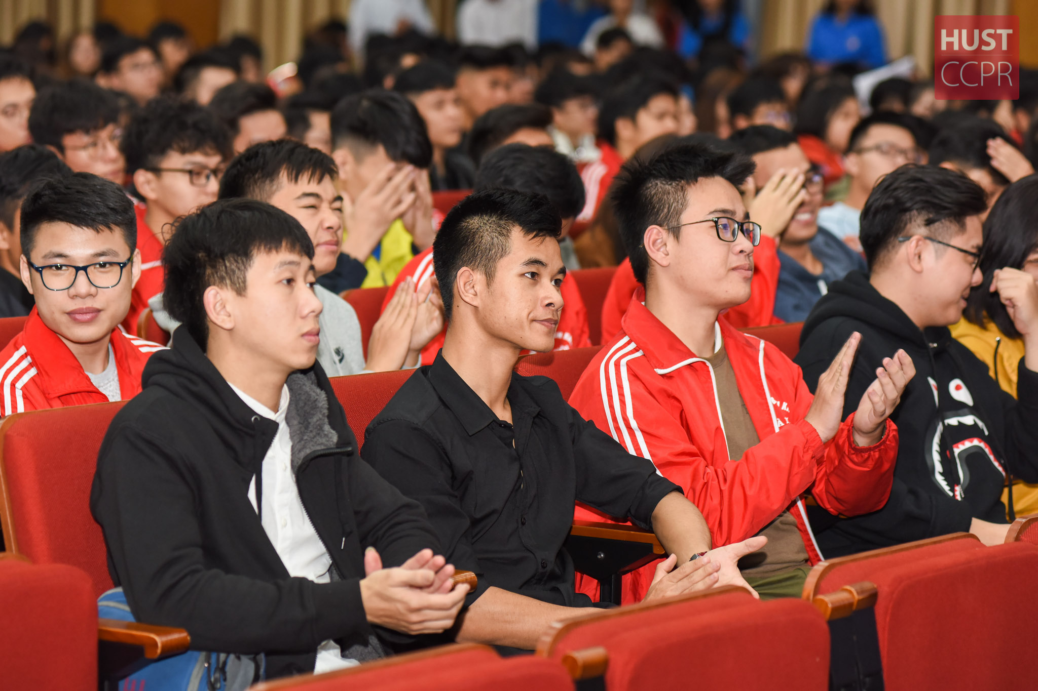 Thầy trò ĐHBK Hà Nội cởi mở, thẳng thắn trong buổi "Đối thoại giữa sinh viên với lãnh đạo Trường"