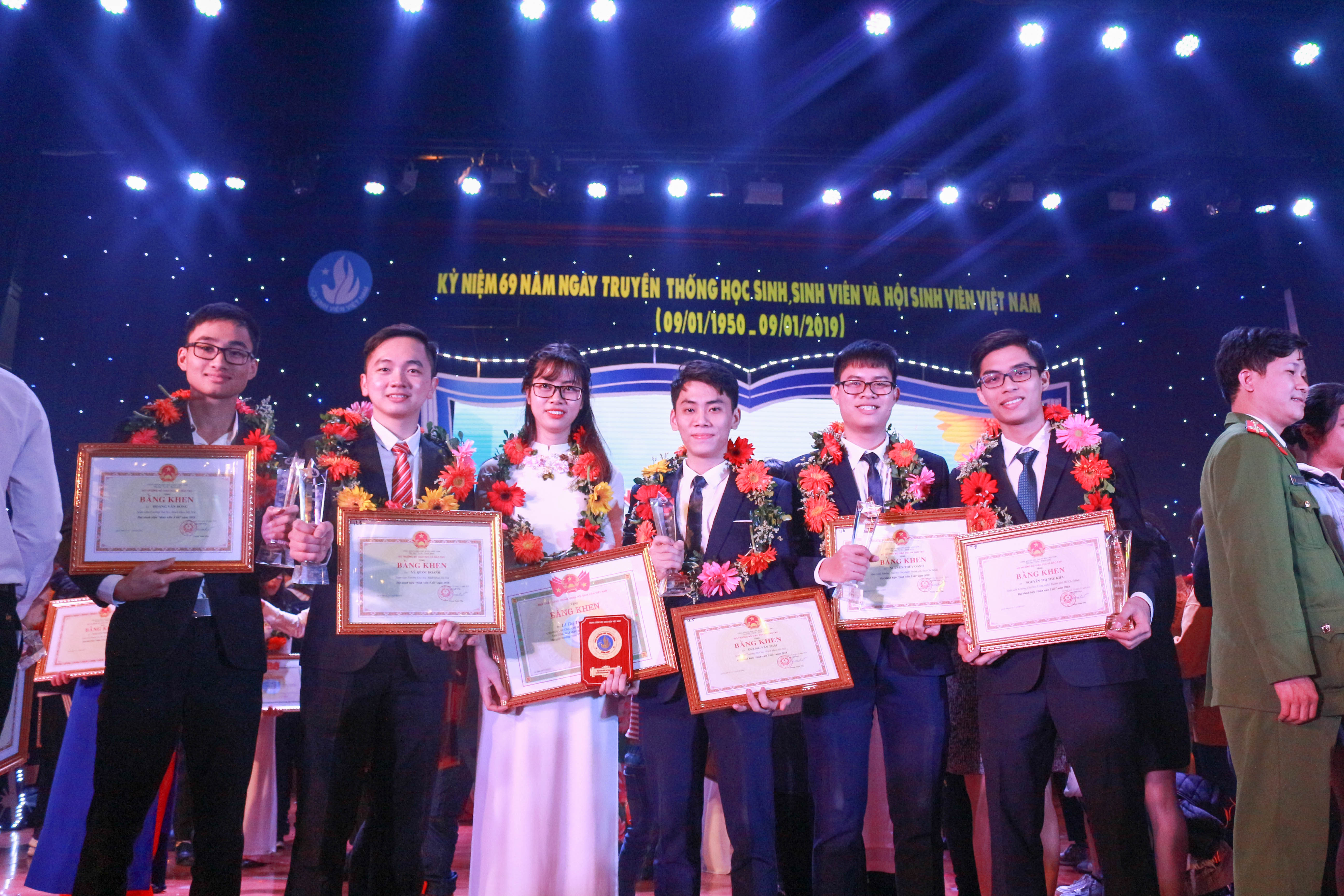 Bảy sinh viên đạt danh hiệu "Sinh viên 5 tốt" và giải thưởng Sao tháng Giêng năm 2018