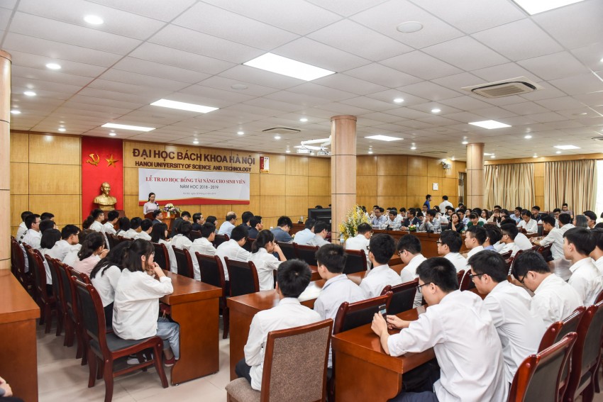 124 sinh viên nhận học bổng tài năng năm học 2018 - 2019
