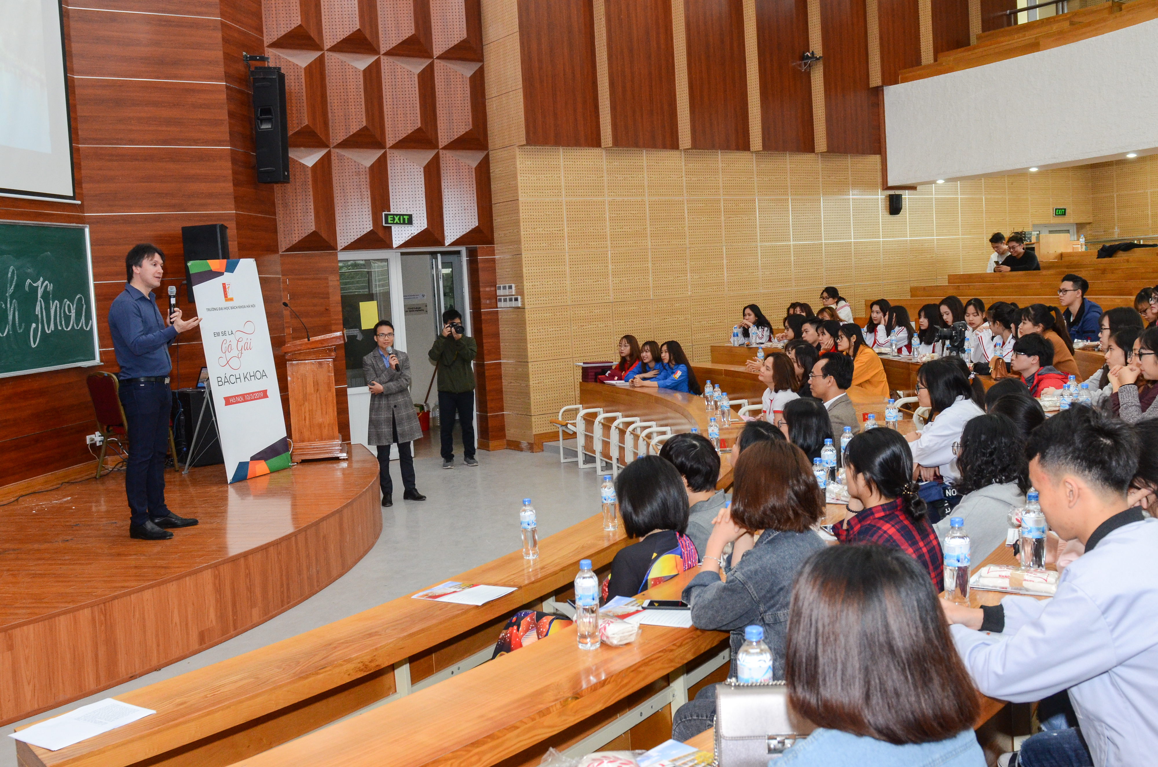 Giao lưu: “Em sẽ là cô gái Bách khoa”