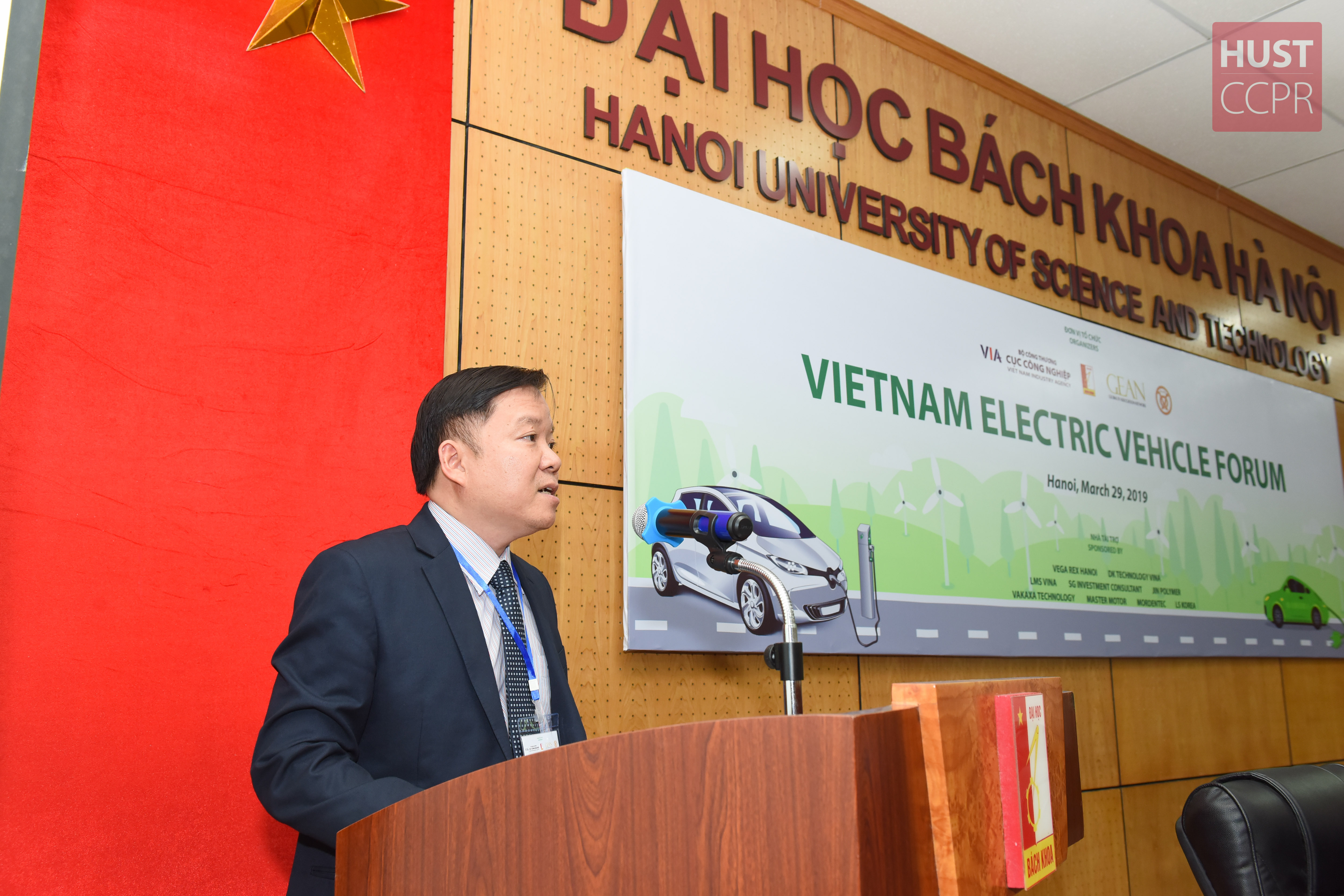 Gần 100 nhà khoa học, doanh nghiệp chia sẻ về xu hướng công nghệ, kinh nghiệm phát triển ô tô điện