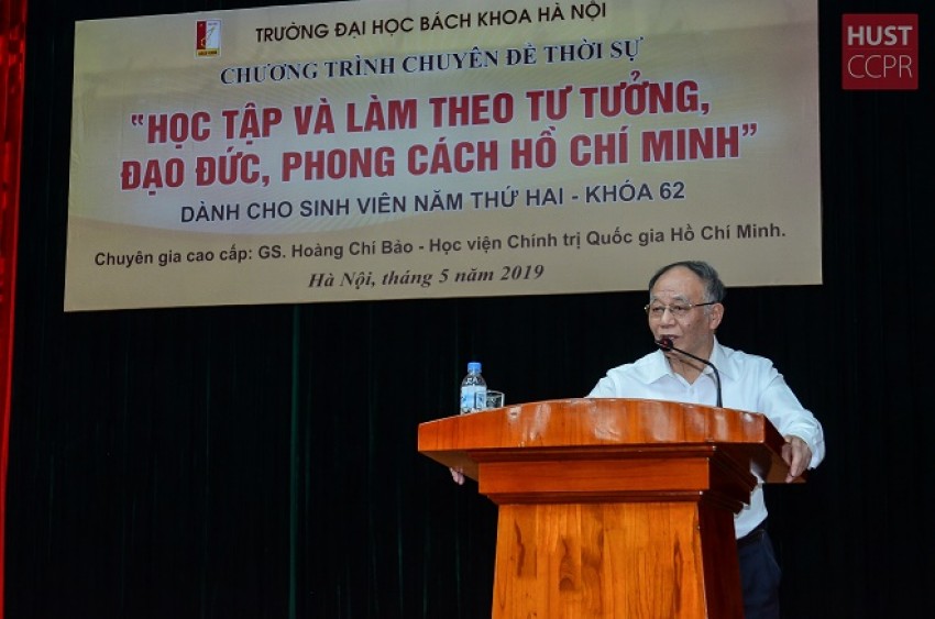 GS Hoàng Chí Bảo nói chuyện chuyên đề về Chủ tịch Hồ Chí Minh với sinh viên Trường ĐH Bách khoa Hà Nội