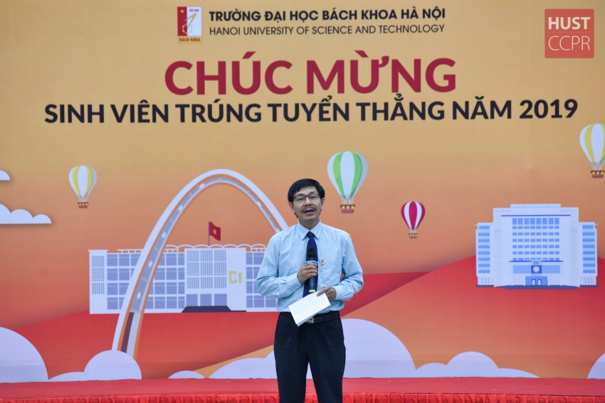 Trường ĐHBK Hà Nội chào đón các bạn tân sinh viên K64 đầu tiên
