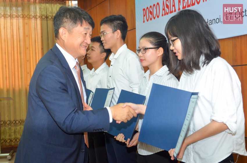 Quỹ POSCO TJ Park trao học bổng cho 10 sinh viên Bách Khoa có thành tích xuất sắc