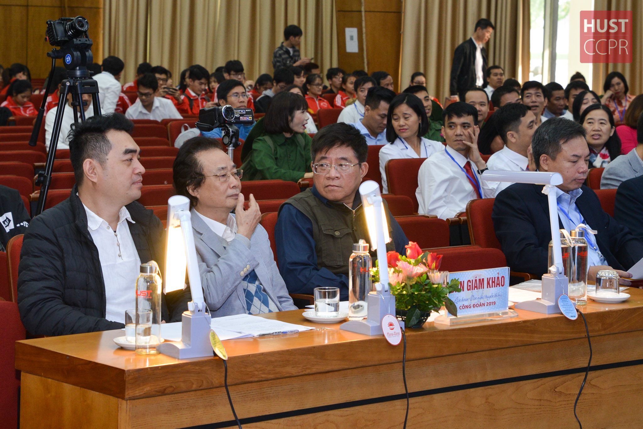 Liên hoan văn nghệ truyền thống Công đoàn ĐHBKHN 2019: Khi thầy cô giáo đóng vai thí sinh thi văn nghệ!