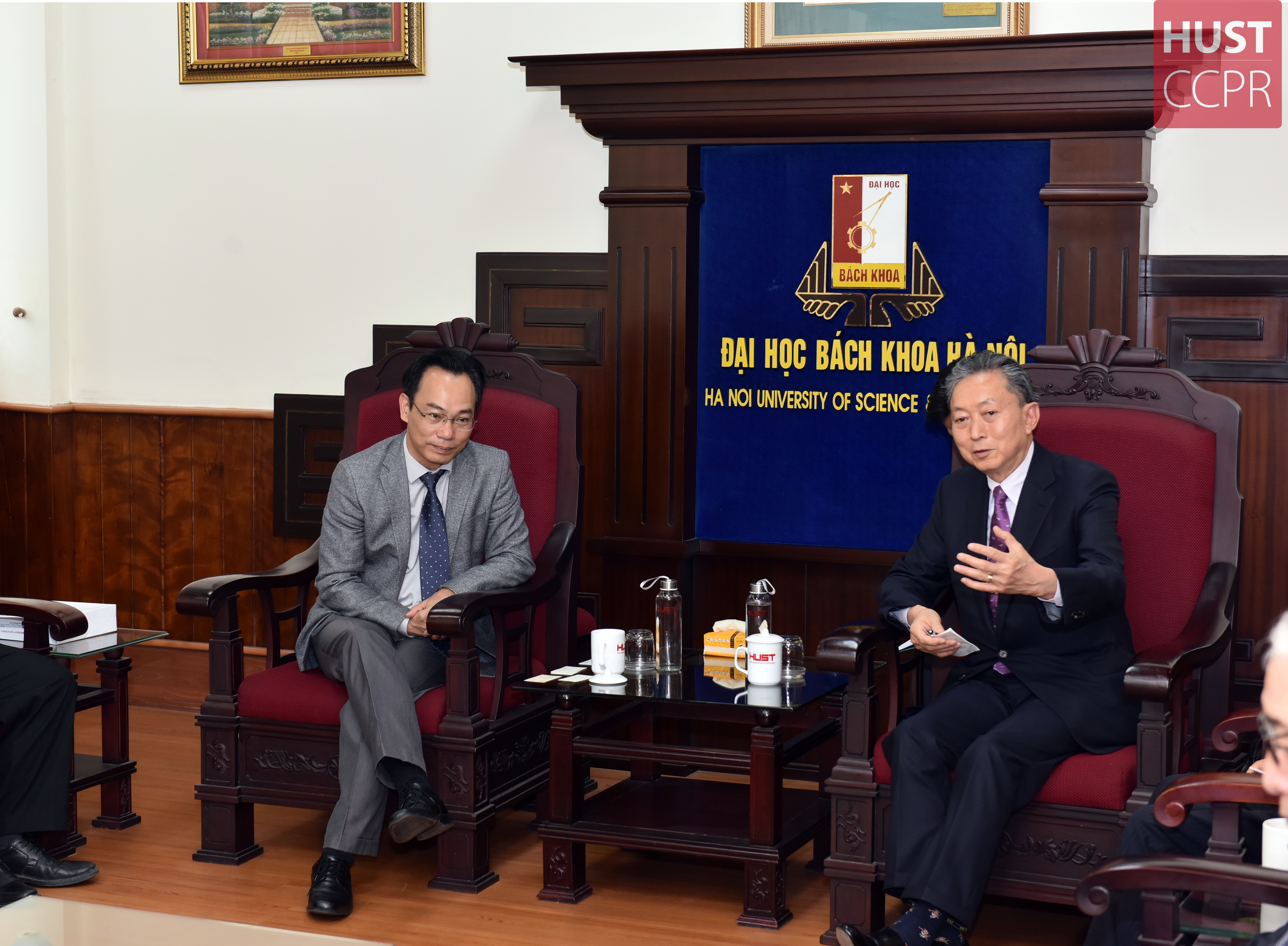 Cựu Thủ tướng Nhật Bản Hatoyama Yukio nói chuyện với sinh viên Đại học Bách khoa Hà Nội