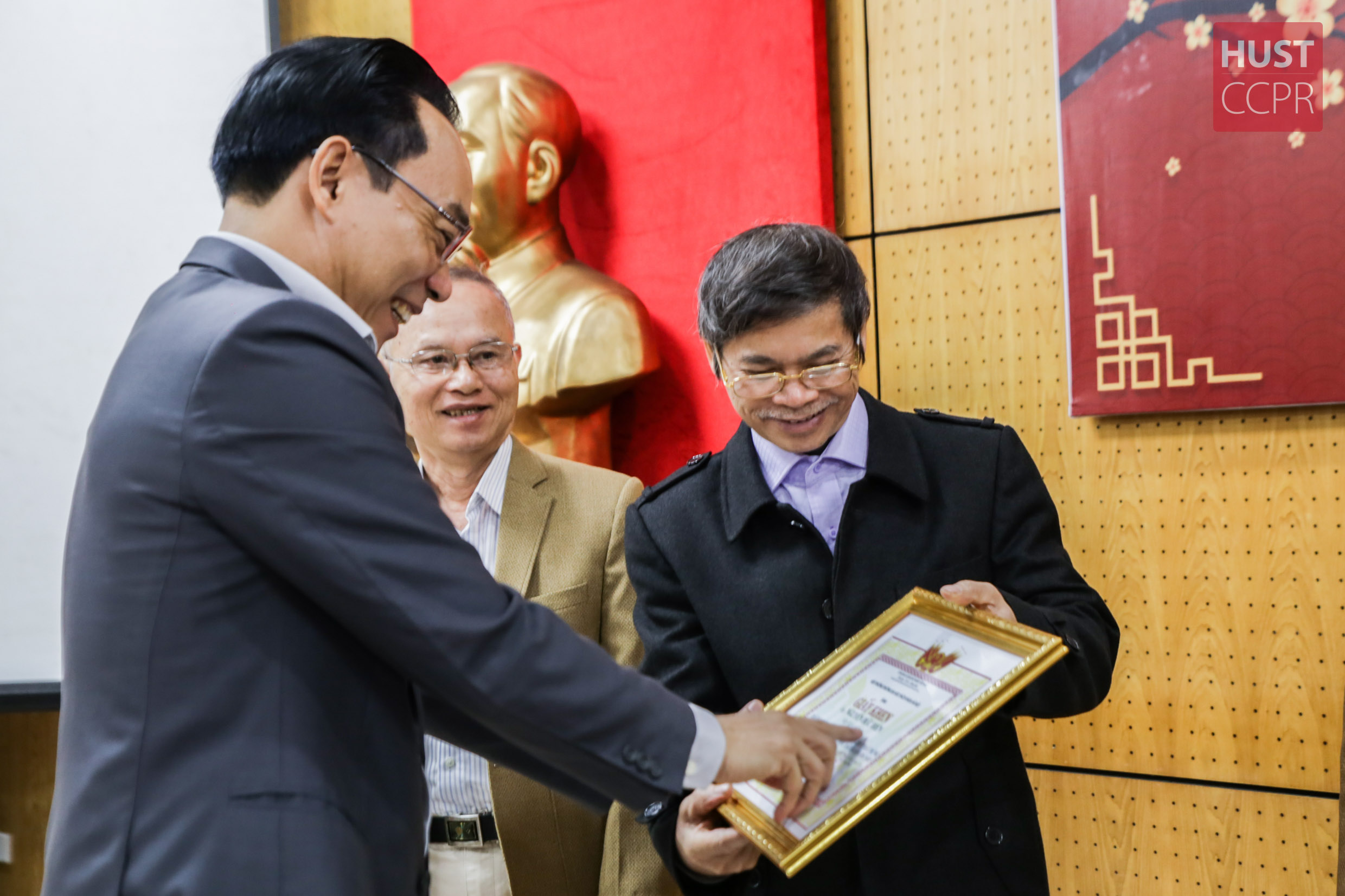 Trường ĐHBK Hà Nội gặp mặt cán bộ viên chức nghỉ chế độ