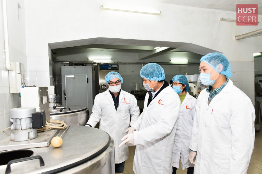 ĐH Bách khoa Hà Nội sản xuất dung dịch khử khuẩn lượng lớn phòng, chống virus Corona