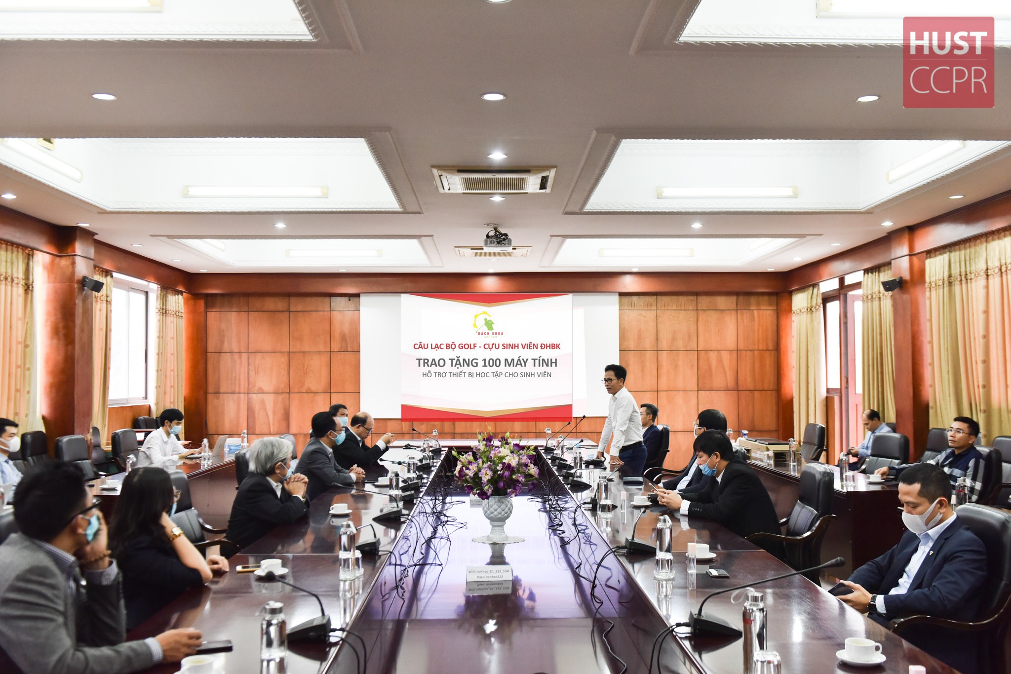 Cựu sinh viên Bách khoa chung tay đóng góp hơn 100 máy tính mới cho sinh viên có hoàn cảnh khó khăn