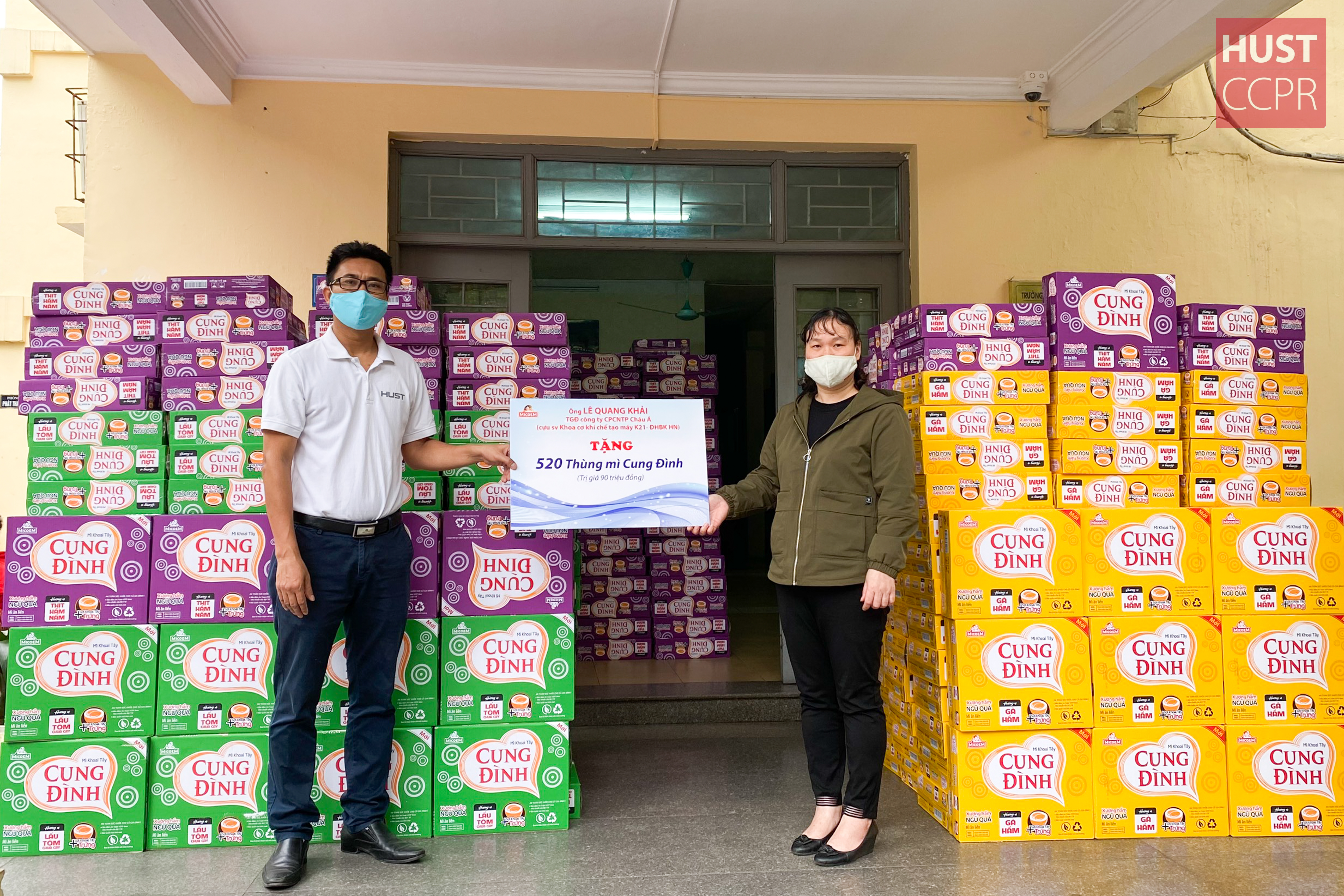 Cựu sinh viên chung tay đóng góp hỗ trợ cho các sinh viên tại Ký túc xá Trường mùa dịch COVID-19