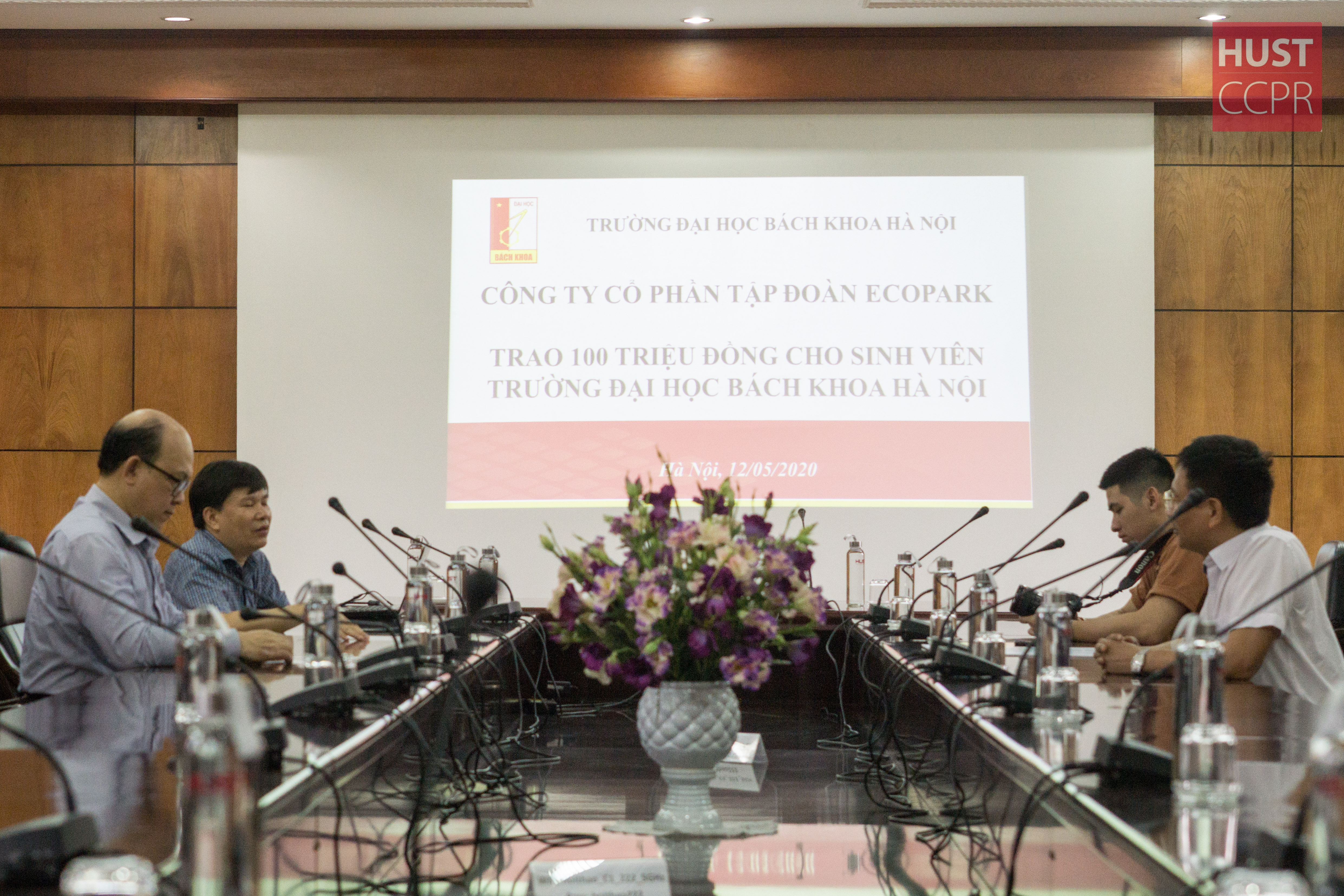 100 suất học bổng được trao tặng cho sinh viên có hoàn cảnh khó khăn trong dịch COVID-19