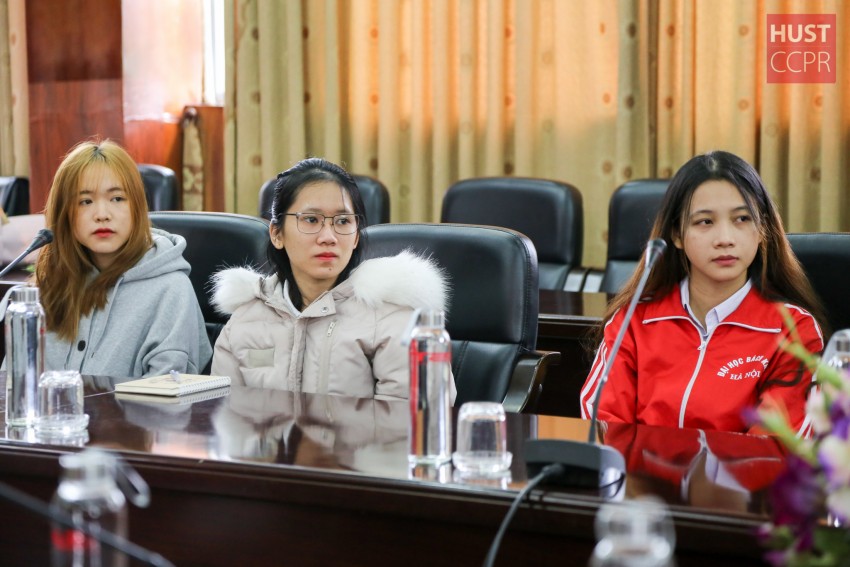 Tập đoàn Công nghiệp Điện Nhật trao học bổng cho sinh viên Bách khoa