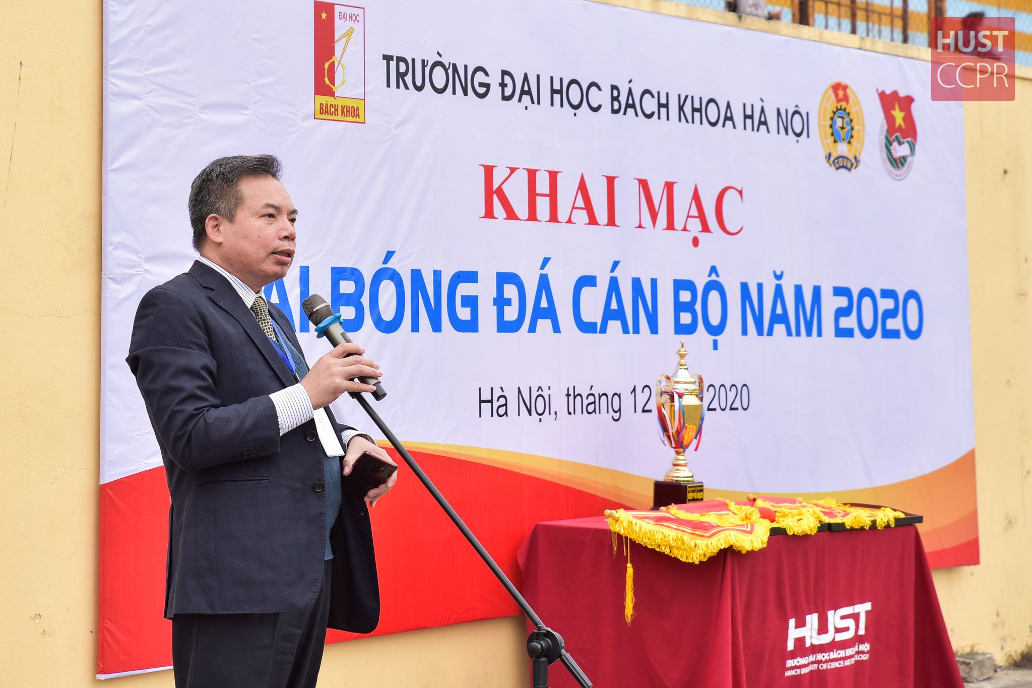 Nam cán bộ Bách khoa Hà Nội trổ tài trên sân cỏ