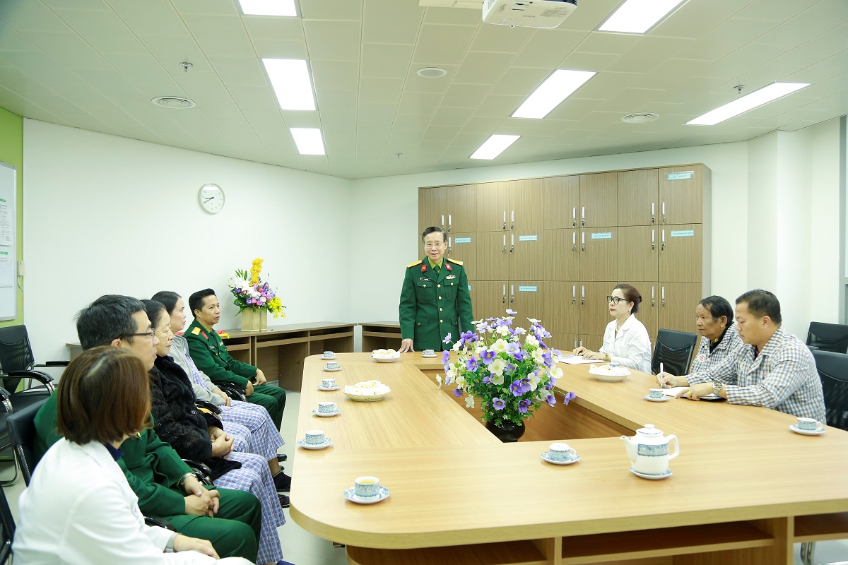 Bệnh viện Trung ương Quân đội 108 chúc mừng 70 năm Ngày thành lập Quân đội nhân dân Lào