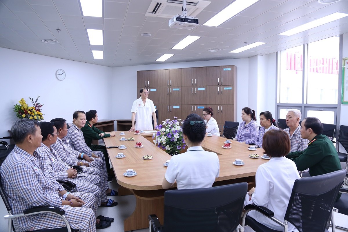 Lãnh đạo Bệnh viện TWQĐ 108 chúc Tết cổ truyền Bun Pi May bệnh nhân Lào
