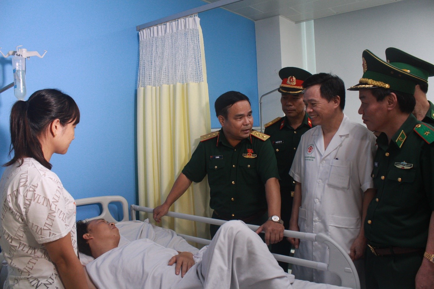Kịp thời chữa trị chiến sĩ bộ đội biên phòng bị vết thương hỏa khí