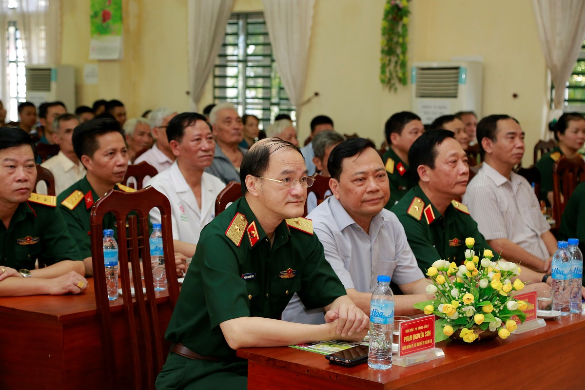 Khám bệnh cấp thuốc, tặng quà cho đối tượng chính sách nhân kỷ niệm 72 năm ngày thương binh liệt sỹ