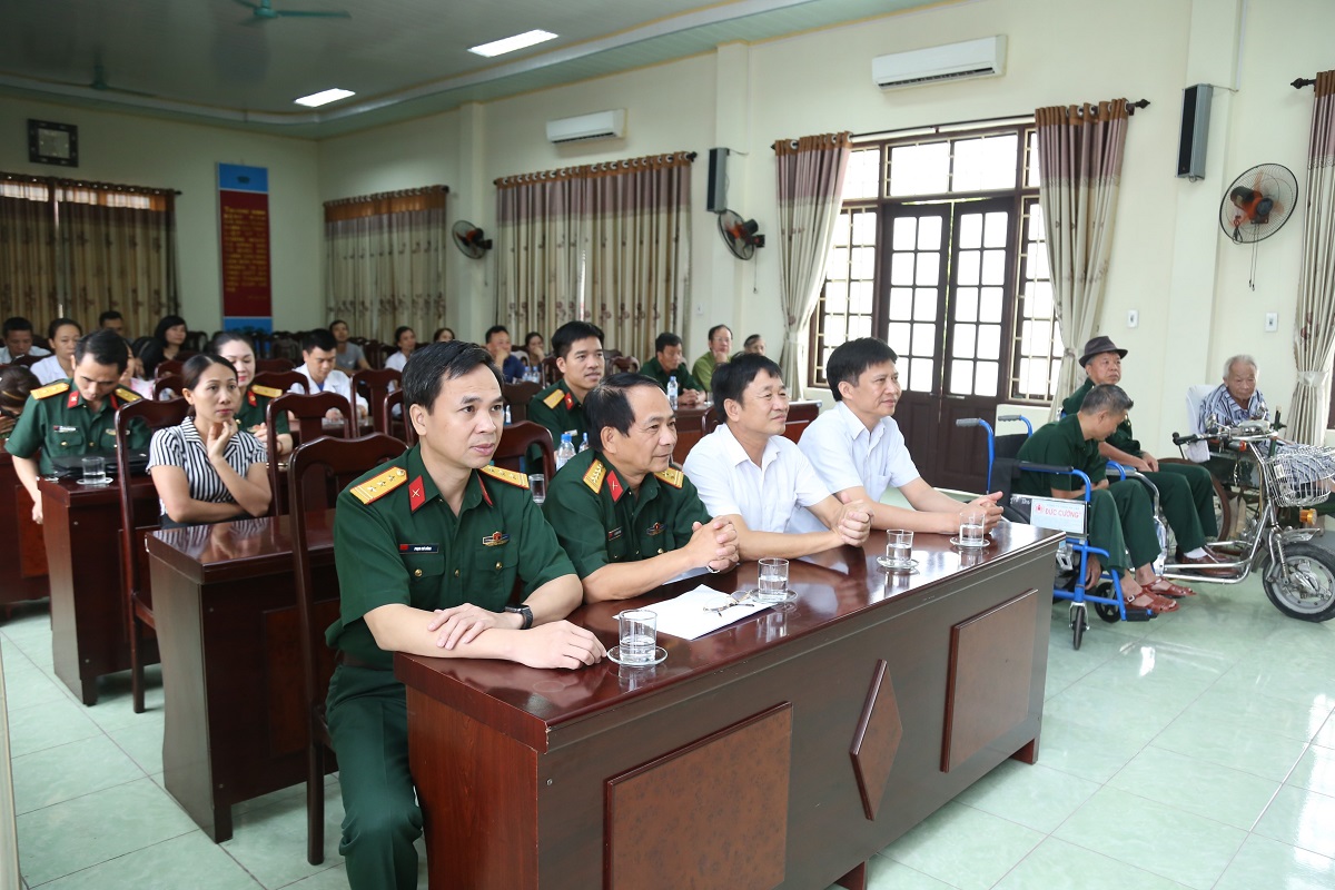 Đoàn công tác của Bệnh viện TWQĐ 108 đến thăm, tặng quà các trung tâm nuôi dưỡng và điều dưỡng người có công.