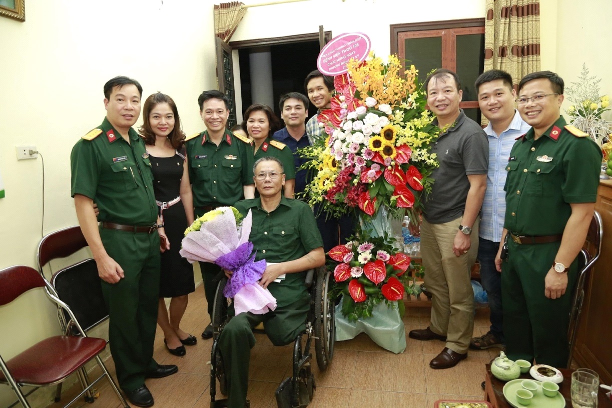 Viện Chấn thương chỉnh hình, khoa Ngoại tiết niệu (B2) và khoa Nội thần kinh (A7) tới thăm Trung tâm Điều dưỡng người có công số 2 Hà Nội nhân ngày TB-LS 27/7