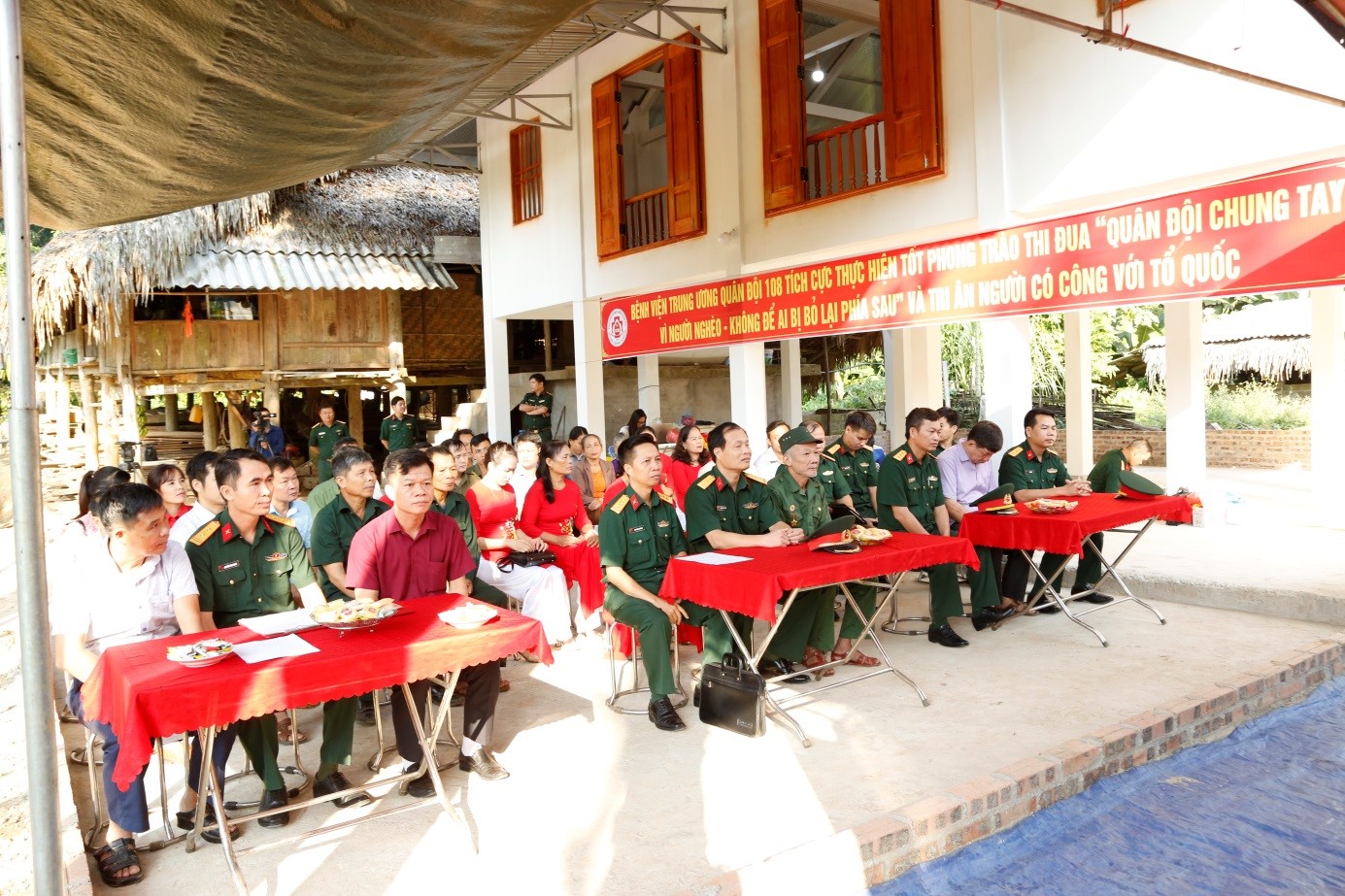 Thắm tình quân dân: Bệnh viện TWQĐ 108 tổ chức bàn giao nhà tình nghĩa tặng các đối tượng chính sách tại huyện Phú Lương, tỉnh Thái Nguyên