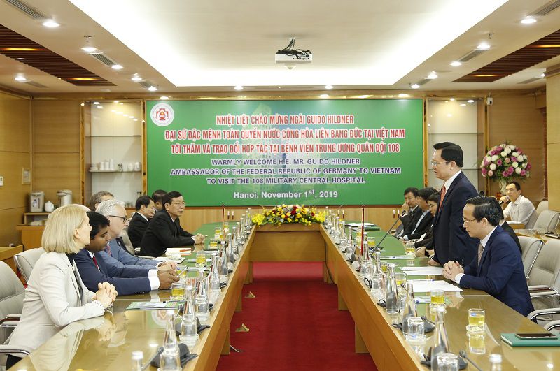 Bệnh viện TWQĐ 108 đón tiếp ngài đại sứ đặc mệnh toàn quyền nước CHLB Đức đến thăm và trao đổi hợp tác