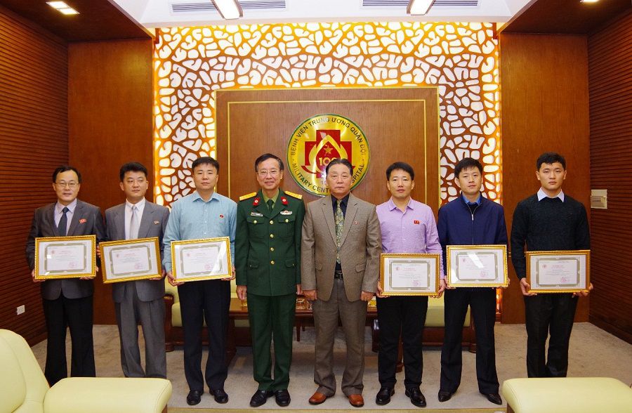 Gặp mặt và trao chứng nhận cho 06 bác sĩ Bệnh viện Chữ thập đỏ Trung ương Triều Tiên