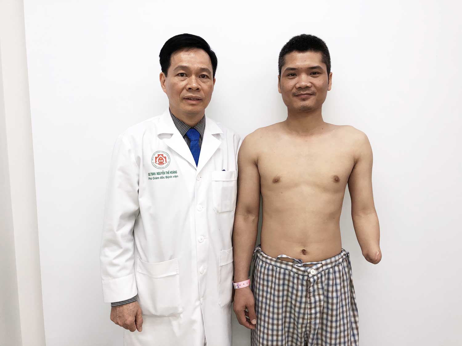 Thực hiện thành công ca ghép chi thể đầu tiên ở khu vực Đông Nam Á, đồng thời cũng là ca ghép chi thể đầu tiên trên thế giới lấy từ người cho sống tại Bệnh viện TWQĐ 108