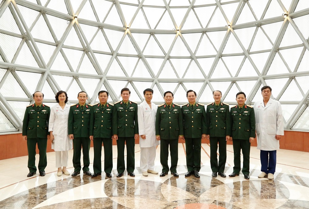 Bộ trưởng Bộ Quốc phòng đến thăm và làm việc tại Bệnh viện TWQĐ 108